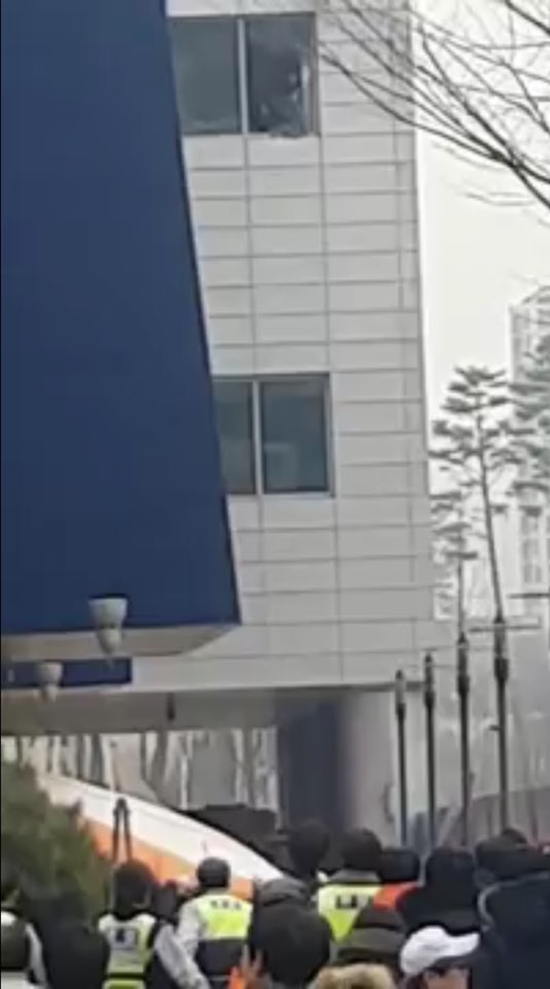 동탄 메타폴리스 화재. 시민들은 소방서에서 설치한 에어매트 위에 뛰어내려 건물을 탈출하고 있다. /누리꾼 권혁민 씨 촬영 영상 캡처