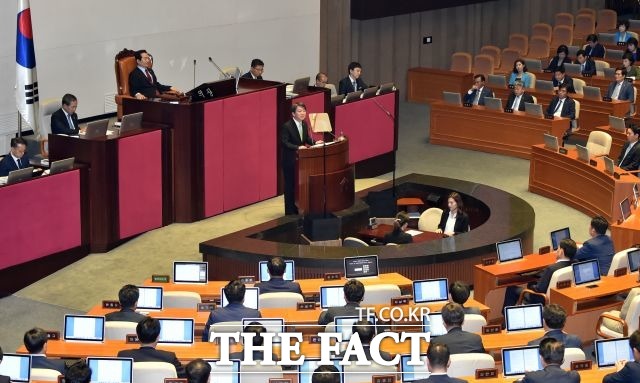 안철수 전 국민의당 상임공동대표는 6일 오전 국회에서 열린 교섭단체 대표연설에서 5대 절벽의 낭떠러지 앞에 서 있다면서 ▲수출 ▲내수 ▲일자리 ▲인구 ▲외교를 문제점으로 꼽았다. /이새롬 기자