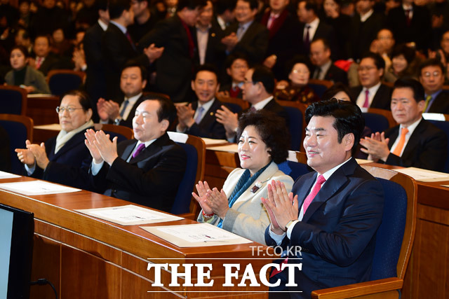 원유철 새누리당 의원의 19대 대통령 선거 출마 선언 기자회견을 시작하겠습니다!