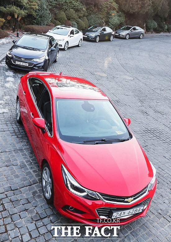한국지엠이 출시한 쉐보레 올 뉴 크루즈가 출시 3주 만에 2000여 대가 사전예약되며 초반 흥행 몰이에 나서고 있다. /한국지엠 제공