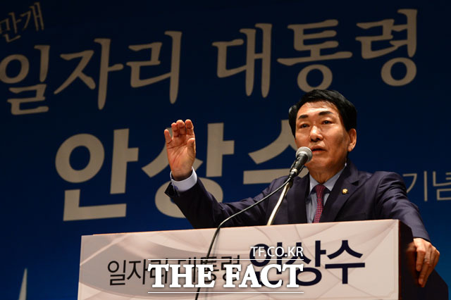 새누리당 대권주자 안상수 의원이 6일 오후 서울 영등포구 중소기업중앙회에서 본인의 저서 일자리 대통령 출판기념회를 열고 발언하고 있다. /남윤호 기자