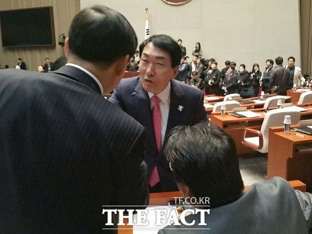 대선 출마를 선언한 안상수 새누리당 의원이 8일 국회 예결위회의장에서 열린 연찬회에 참석해 동료 의원들과 인사를 나누고 있다. /국회=신진환 기자