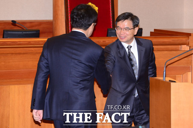 권성동 국회 탄핵소추위원장과 박근혜 대통령 법률대리인 이중환 변호사가 악수하고 있다.
