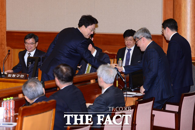 박근혜 대통령 법률대리인단과 악수를 하는 권성동