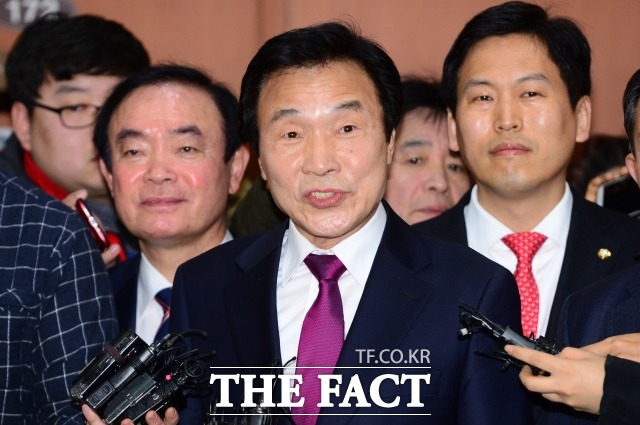 손학규(가운데) 국민주권개혁회의 의장은 10일 김대중 대통령의 민주 평화 개혁의 적통을 이어받은 저 손학규는 국민의당 동지들과 함께 패권정치를 끝내고 개혁정치를 열어나가겠다고 강조했다. /남윤호 기자