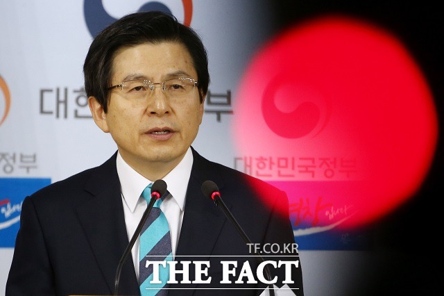 황교안 대통령 권한대행이 10일 국회 본회의장에서 열린 비경제 분야 대정부 질문에 참석하기에 앞서 취재진과 만나 대선 출마 여부에 대해 말을 아꼈다. /사진공동취재단