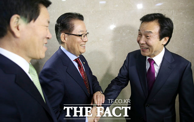 손학규(오른쪽) 국민주권개혁회의 의장은 10일 국민의당과 통합 선언을 한 후 처음으로 국회에 있는 국민의당 당 대표실을 방문했다. 박지원(가운데) 국민의당 대표는 경사스런 식구가 찾아왔다며 환영했다. /남윤호 기자