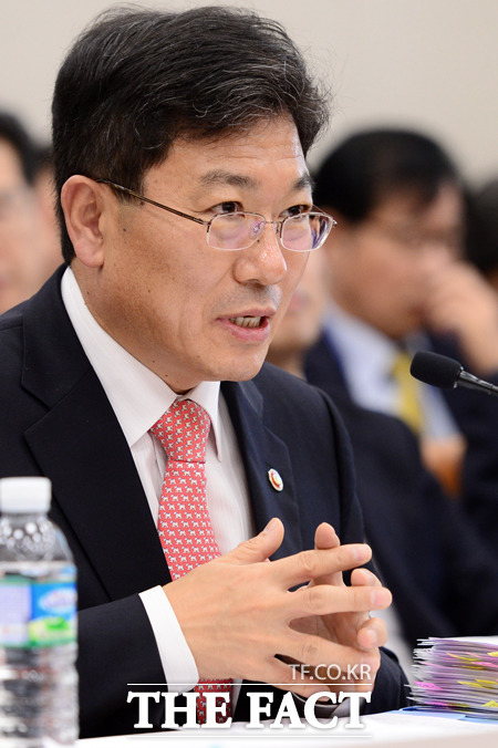 윤상직 의원, 황교안 대행에 한 질문은? 윤상직 새누리당 의원은 10일 국회 대정부질문에서 황교안 대통령 권한대행 국무총리에게 원로 법조인 광고에 대해 물었다. /더팩트DB