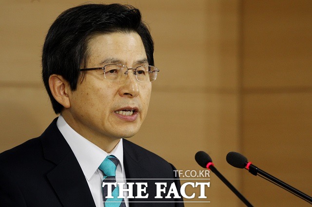 황교안 대통령 권한대행이 10일 오후 국회 본회의장에서 열린 비경제 분야 대정부 질문에 참석해 박영수 특별검사팀 활동 기한 연장에 대해 부정적인 견해를 내비쳤다. /사진공동취재단