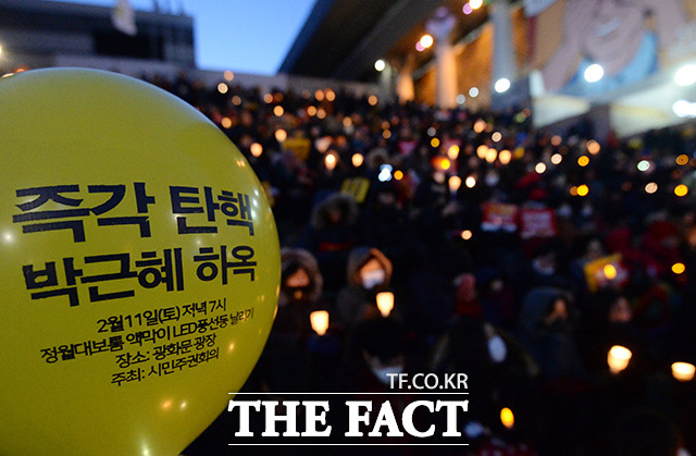 촛불은 박근혜 대통령 즉각 탄핵를 외칩니다.