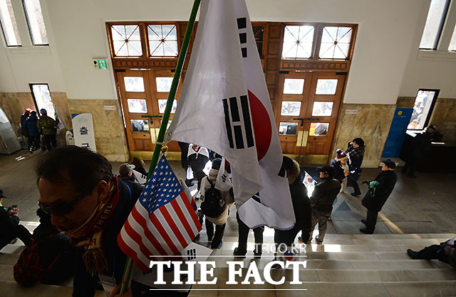 박근혜 대통령 탄핵 반대 집회에서 태극기를 든 참가자들이 서울도서관 내부에서 북적이고 있다.