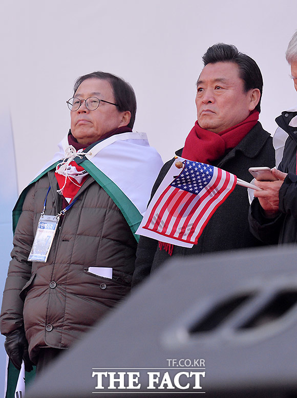 기초단체장으로는 처음으로 박근혜 대통령 탄핵 반대 집회에 참석한 남유진 구미시장(왼쪽).