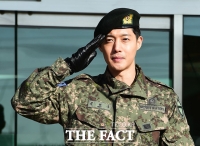 [TF포토] '충성! 전역을 신고합니다!'…군 복무 마친 김현중