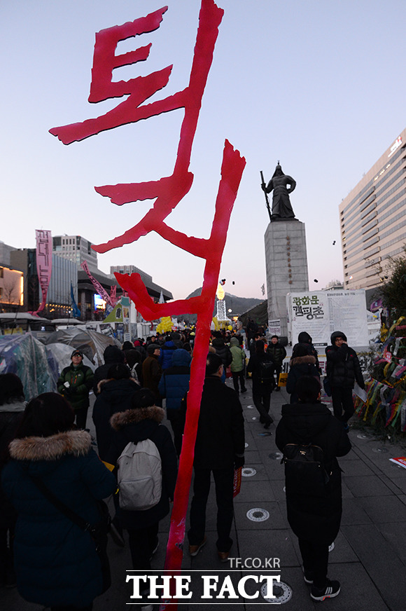 제15차 촛불집회가 11일 오후 서울 종로구 광화문광장 일대에서 열린 가운데 참가자들이 피켓과 촛불을 들고 구호를 외치고 있다./남용희 기자