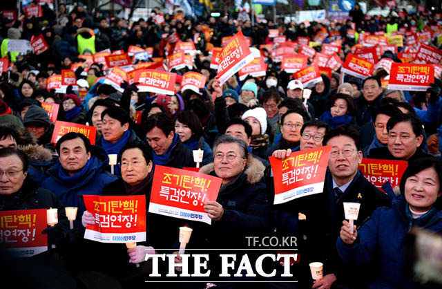 문재인 전 더불어민주당 대표(왼쪽)와 이재명 성남시장이 11일 오후 서울 종로구 광화문광장 일대에서 열린 15차 촛불집회에 참석하고 있다./임세준 기자