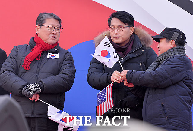 박근혜 대통령 탄핵 기각을 위한 국민총궐기운동본부 주최로 열린 태극기 집회가 11일 서울 중구 덕수궁 대한문 앞에서 열린 가운데 조원진(왼쪽), 윤상현 새누리당 의원이 태극기를 흔들고 있다./문병희 기자