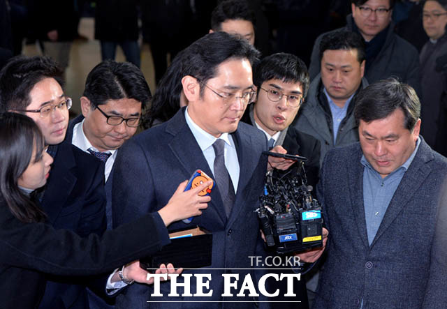 박근혜 대통령 비선 실세 최순실 씨 일가에 뇌물을 공여한 혐의를 받고 있는 이재용 삼성전자 부회장이 13일 오전 9시 26분 피의자 신분으로 조사를 받기 위해 서울 대치동 박영수 특별검사팀 사무실에 출석했다. /임세준 기자