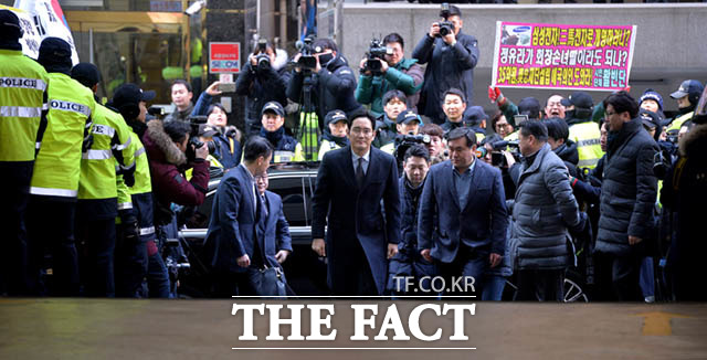 이재용 부회장은 오늘도 모든 진실을 특검 조사 과정에서 성심껏 답변하겠다는 짧은 답변만 남긴 채 서둘러 특검 사무실로 발걸음을 옮겼다.