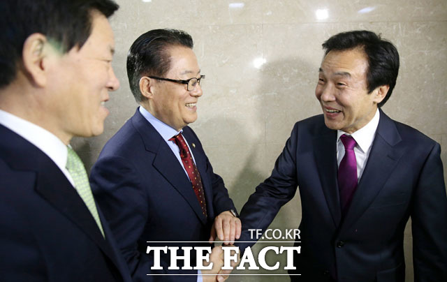 지난 7일 손학규 효과에 대한 당내 기대감도 있었다. 국민의당은 손학규(맨 오른쪽) 국민주권개혁회의 의장이 국민의당과 통합을 전격 선언하면서 컨벤션 효과를 누릴 것으로 기대했다. /남윤호 기자