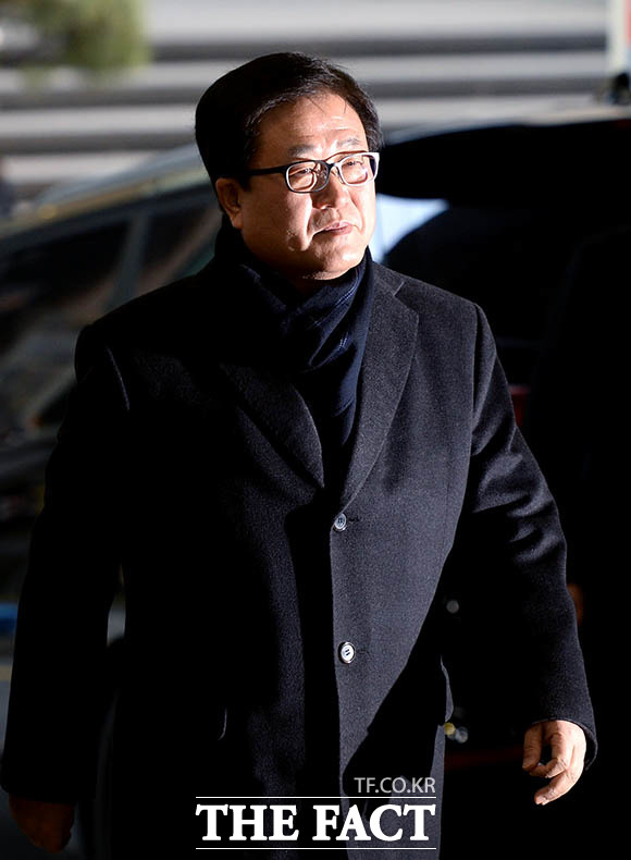 이재용 부회장과 함께 특검에 소환된 대한승마협회 회장 박상진 삼성전자 사장 역시 최씨 일가에 대한 지원에 그룹 윗선과 청와대의 개입 여부 등을 묻는 질문에 입을 굳게 닫은 채 특검 사무실로 향했다. /문병희 기자