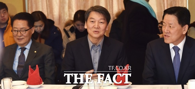 안철수 전 국민의당 상임공동대표 측은 13일 리얼미터 여론조사 결과 9.5%로 내려앉은 지지율과 관련, 지지율에 연연해 하지 않기로 했다. 탄핵 인용과 민주당 경선 후를 보고 있다고 밝혔다. /이새롬 기자