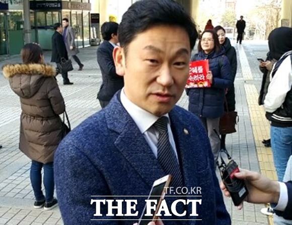 곽상언 안희정 맹비난, 왜? 고 노무현 전 대통령의 사위 곽상언 변호사가 안희정 충남지사를 강도 높게 비난해 그 배경에 관심이 쏠리고 있다. /더팩트DB