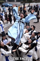 [TF사진관] 선비 복식 '학창의' 갖춘 21세기 졸업식