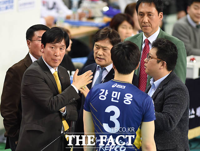 한국전력 신영철 감독이 규정에 위배된 유니폼을 착용한 강민웅 퇴장 조치에 반발하자 코보 관계자가 경기 속개를 요구하고 있다.