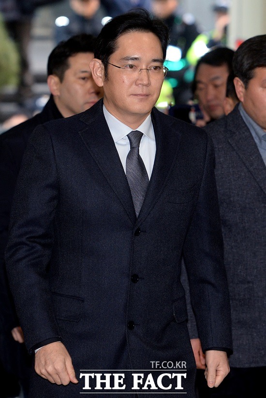 박영수 특별검사팀이 14일 오후 이재용 삼성전자 부회장에 대해 뇌물공여 혐의 등으로 구속영장을 신청하면서 이 부회장의 구속 여부가 오는 16일 서울중앙지법에서 열리는 영장실질심사에서 최종 결정나게 됐다. /더팩트 DB