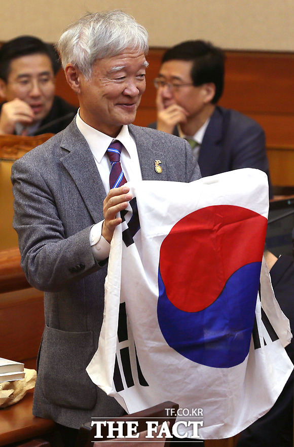 서석구 변호사 법정서 태극기 흔들어 박근혜 대통령 법률 대리인단인 서석구 변호사가 14일 오전 서울 종로구 재동 헌법재판소 대심판정에 입장 후 가방에서 태극기를 꺼내 들어보이고 있다. / 사진공동취재단