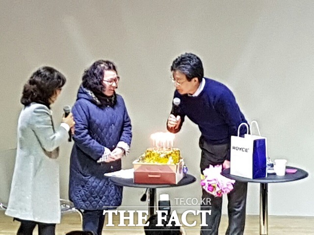 팬들은 정치 입문 17주년을 맞은 유승민 의원을 축하하기 위해 케이크와 소정의 선물을 준비했다. /변동진 기자