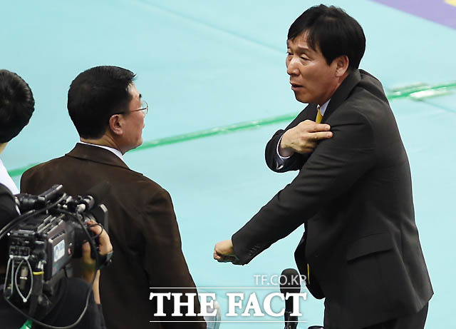 규정에 위배된 유니폼을 착용한 한국전력 강민웅 퇴장 조치에 신영철 감독이 강하게 반발하고 있다.