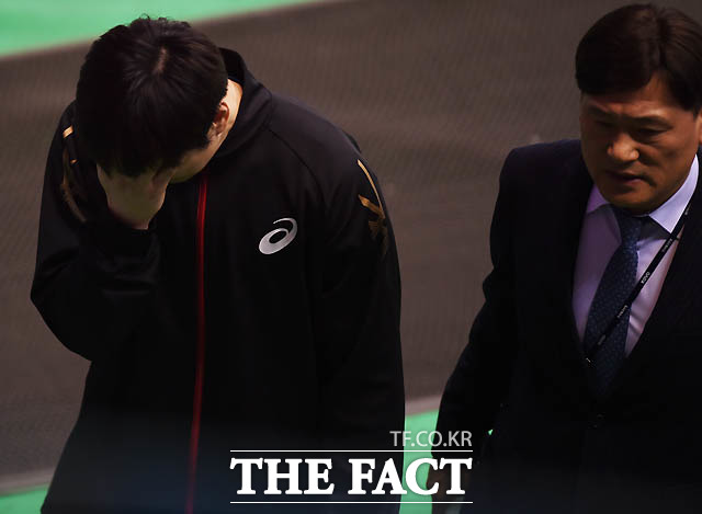 한국전력 강민웅이 잘못된 유니폼을 착용한 채 출전하다 부정선수로 판명돼 퇴장을 당한 뒤 눈물을 흘리며 경기장을 빠져나가고 있다.