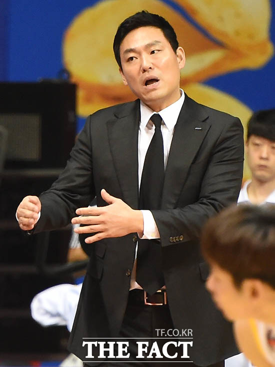 삼성 이상민 감독의 부친상으로 감독대행을 맡은 박훈군 코치가 심판판정에 항의하고 있다.