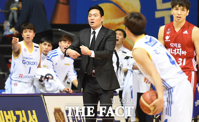 삼성 이상민 감독의 부친상으로 감독대행을 맡은 박훈군 코치가 심판 판정에 항의하고 있다.