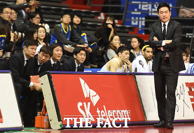 삼성 이상민 감독의 부친상으로 감독대행을 맡은 박훈군 코치가 경기 안풀리는 듯 안타까운 표정을 보이고 있다.