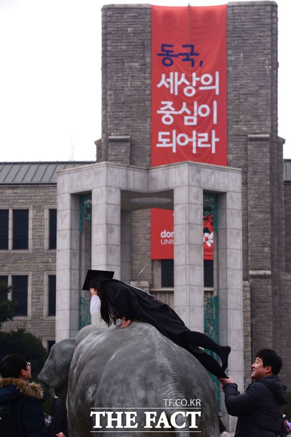 학위 수여식 열린 동국대학교, 거대한 코끼리 조형물에 오르는 졸업생