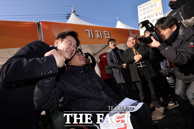 사진은 지난달 23일 대선 출마 기자회견 당시 장애인 지지자와 기념촬영하는 이 시장. /남윤호 기자