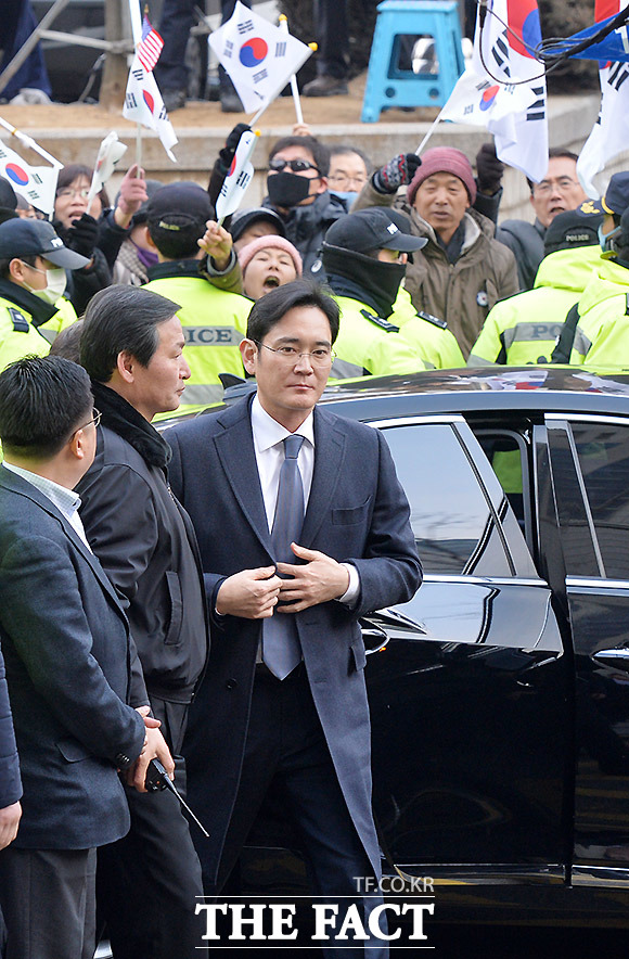 지난 14일 뇌물공여 혐의 등으로 사전 구속영장이 재청구된 이재용 삼성전자 부회장이 영장실질심사를 받기 위해 16일 오전 10시 3분께 서울 서초동 서울중앙지법에 출석했다. /문병희 기자