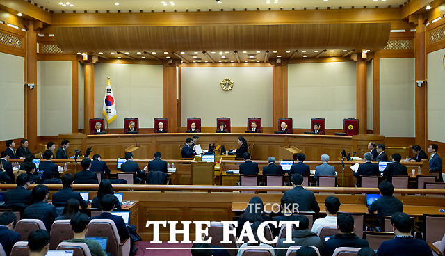 헌법재판소의 박근혜 대통령 탄핵심판 결론이 다음 달 9~10일 사이 나올 것으로 전망된다. 다만, 박근혜 대통령이 헌재에 직접 출석해 해명할 것인지에 이목이 쏠린다. /더팩트DB
