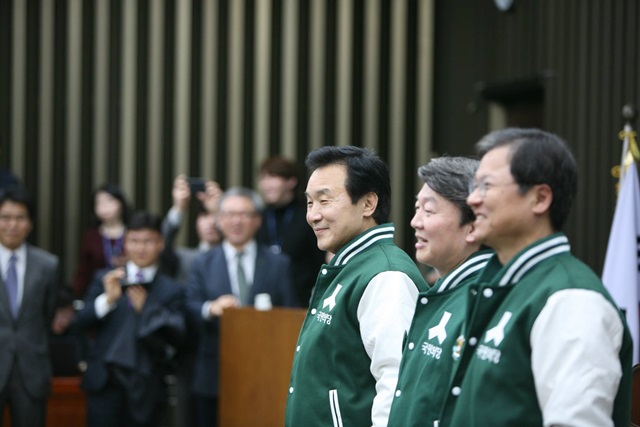 손학규 전 국민주권회의 의장이 17일 국회에서 열린 국민의당 입당식에 참석해 경선 상대 주자인 안철수·천정배 전 공동대표와 포토타임을 가지고 있다.(왼쪽부터 차례대로) /손학규 페이스북