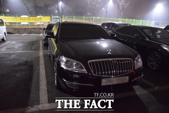 이재용 삼성전자 부회장의 업무용 차량인 채어멘이 서울구치소 주차장에 비를 맞으며 주차되어 있다.