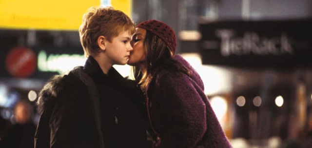 영화 러브 액츄얼리 10분 짜리 속편이 다음 달 24일 BBC와 같은 달 25일 NBC를 통해 방영된다. 사진은 러브 액츄얼리(2003)에서 볼 키스를 나누고 있는 토마스 생스터(왼쪽)와 올리비아 올슨 모습이다. /러브 액츄얼리 스틸