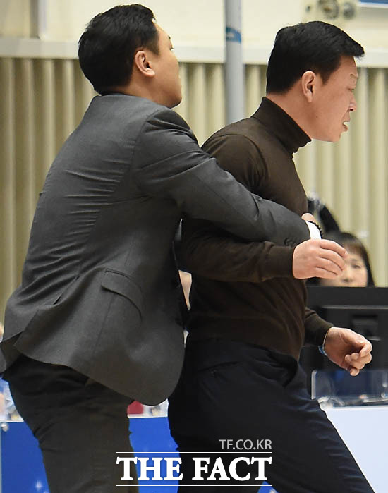 KDB 김영주 감독이 신동재 심판의 판정에 상의를 내던지며 코트로 뛰어들고 있다. 박영진 코치가 흥분한 김 감독을 말리고 있다.