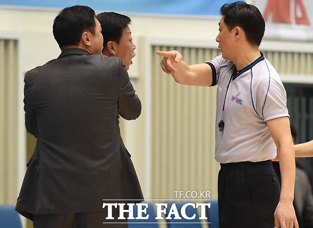 KDB 김영주 감독이 신동재 심판의 판정에 상의를 내던지며 코트로 뛰어들다 퇴장명령을 받고 있다.