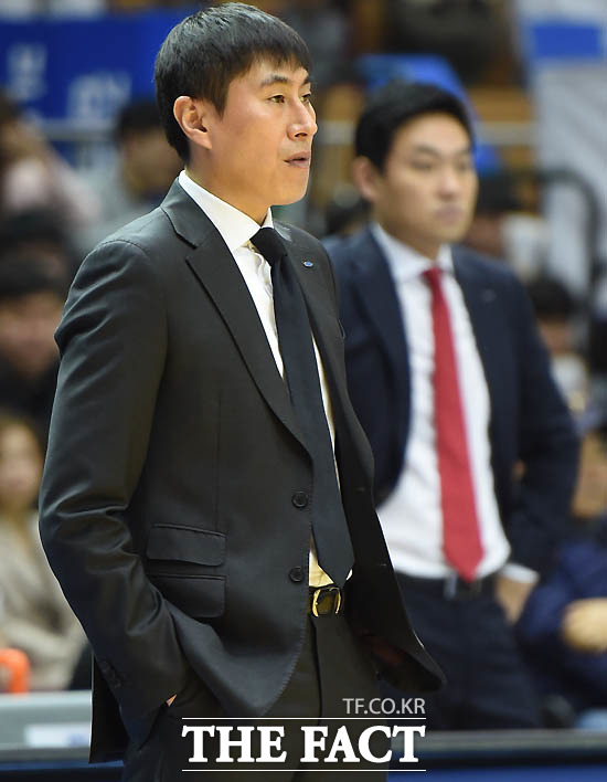 최근 부친상을 당한 뒤 복귀한 삼성 이상민 감독이 검정색 양복과 넥타이를 메고 있다.