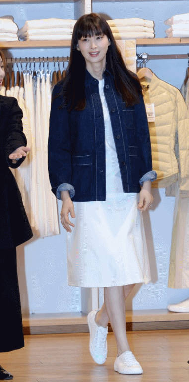 배우 이나영이 포토월 앞에 서 포즈를 취하고 있다. /남용희 기자