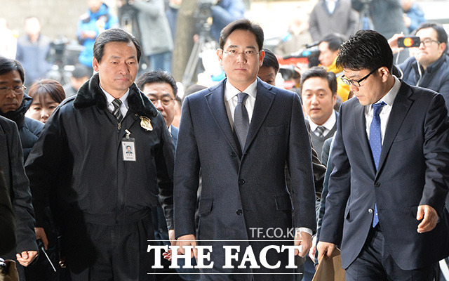 이재용 삼성전자 부회장이 16일 오전 서울 서초구 서울중앙지방법원에 영장실질심사를 받기 위해 청사로 들어서고 있다./이덕인 기자