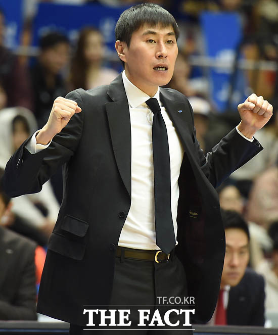 최근 부친상을 당한 뒤 복귀한 삼성 이상민 감독이 검정색 양복과 넥타이를 메고 경기를 지휘하고 있다.