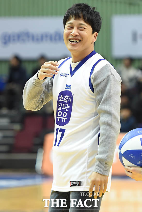 배우 차태현이 경기 전 시투를 성공시킨 뒤 환하게 웃고 있다.